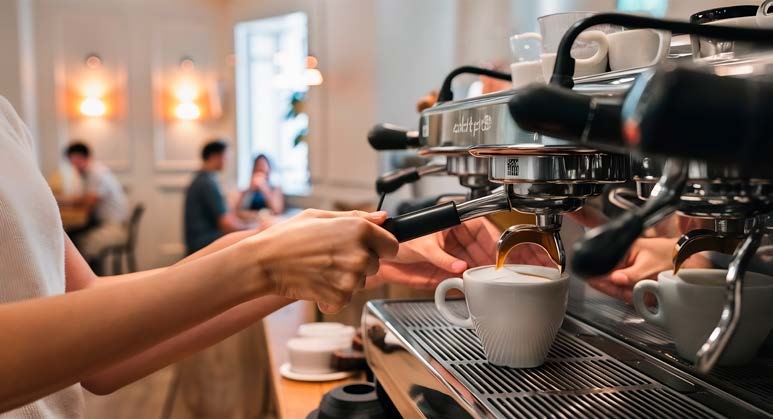 Preparacion de espresso en una maquina de cafe profesional para representar la instalacion, el ajuste y el servicio tecnico de Coffitalia.
