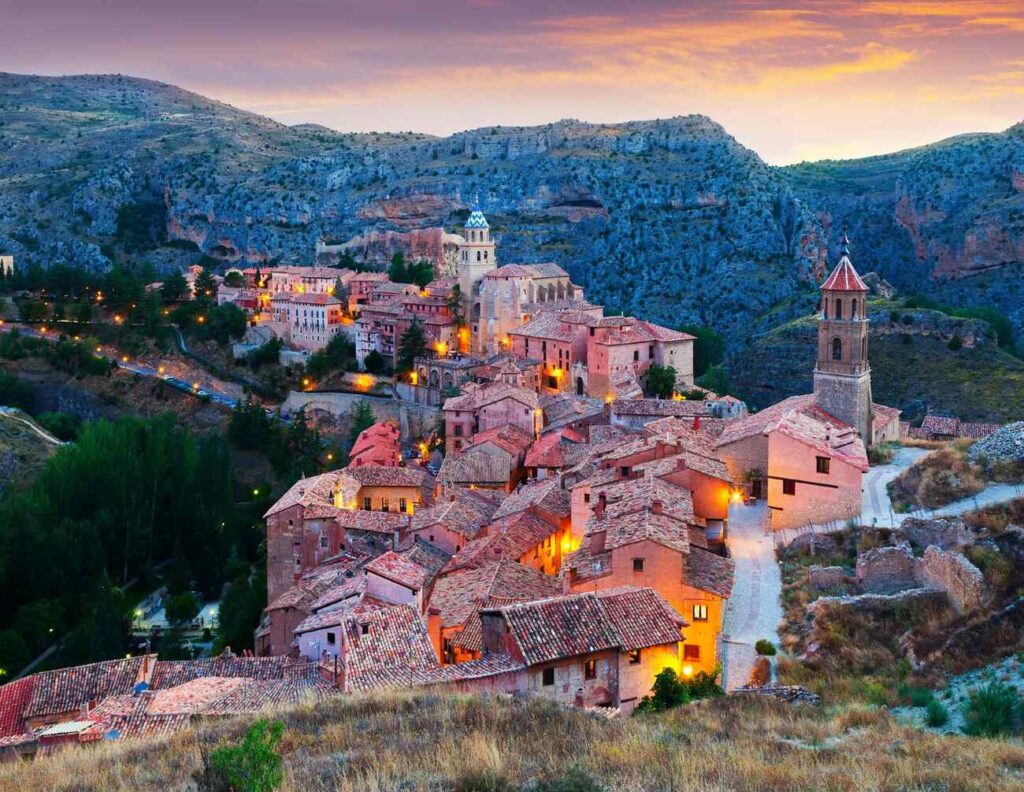 Vista panoramica de un pueblo historico de montana al atardecer, utilizada en el bloque de preguntas frecuentes sobre el suministro de cafe en zonas interiores.